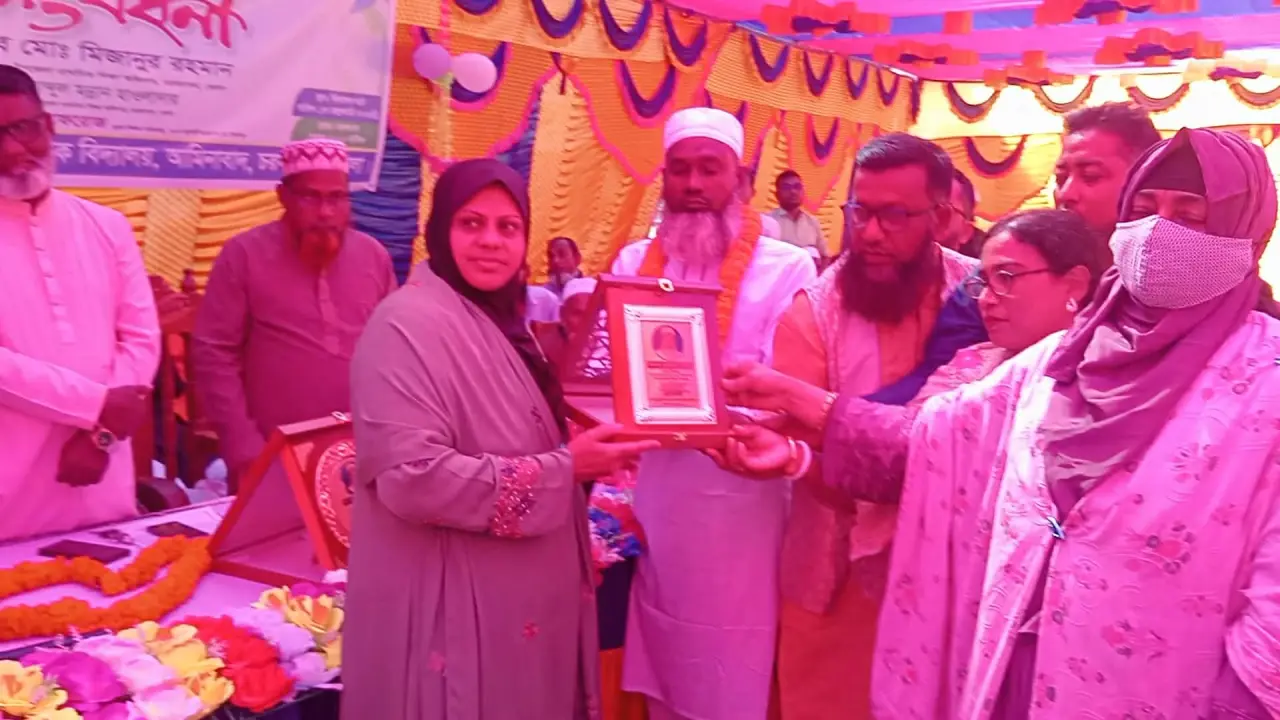 ভোলার চরফ্যাশনে স্কুল শিক্ষককে রাজকীয় সংবর্ধনা বিদায়