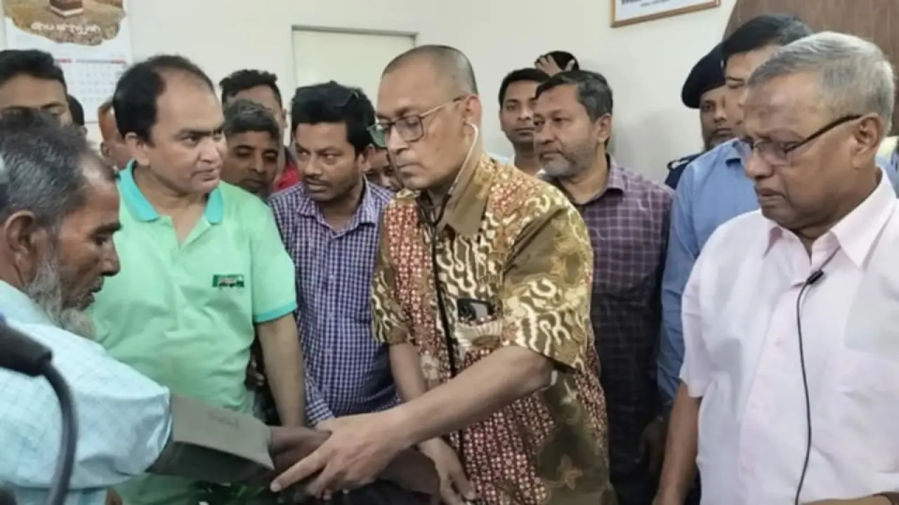 ভোলায় এমপি হাফিজ ইব্রাহিম-এর উদ্যোগে ফ্রি হেলথ ক্যাম্প হাজার হাজার অসহায় মানুষের মুখে হাসি,মিললো বিনামূল্যে চিকিৎসা ও ওষুধ
