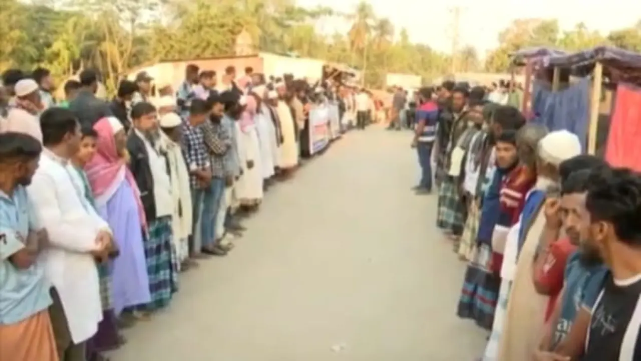 ভোলায় অপরাধীদের গ্রেপ্তারের দাবীতে এলাকাবাসী মানববন্ধন, বিক্ষোভ