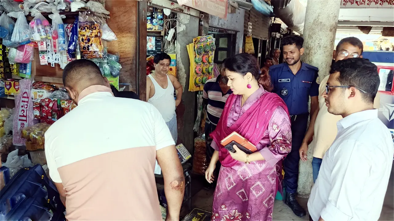 ভ্রাম্যমান আদালতে  পলিথিন ব্যবসায়ীদের  জরিমানা